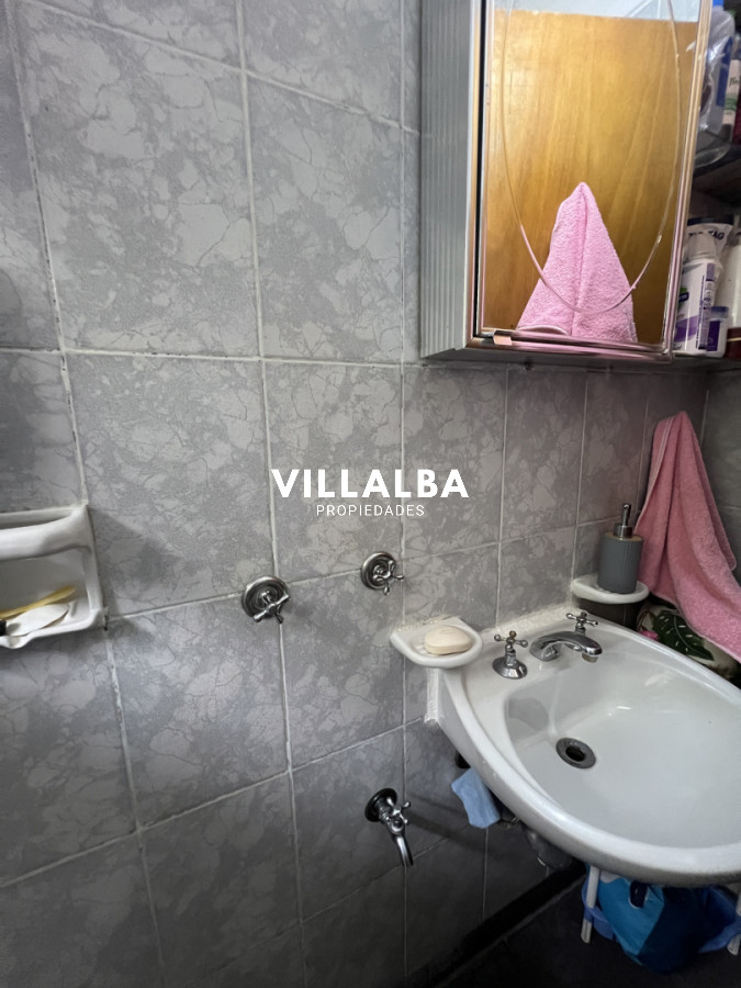Apartamento ID.3906 - Casa en Venta a media cuadra Boulevard Artigas - Ideal para Renta.