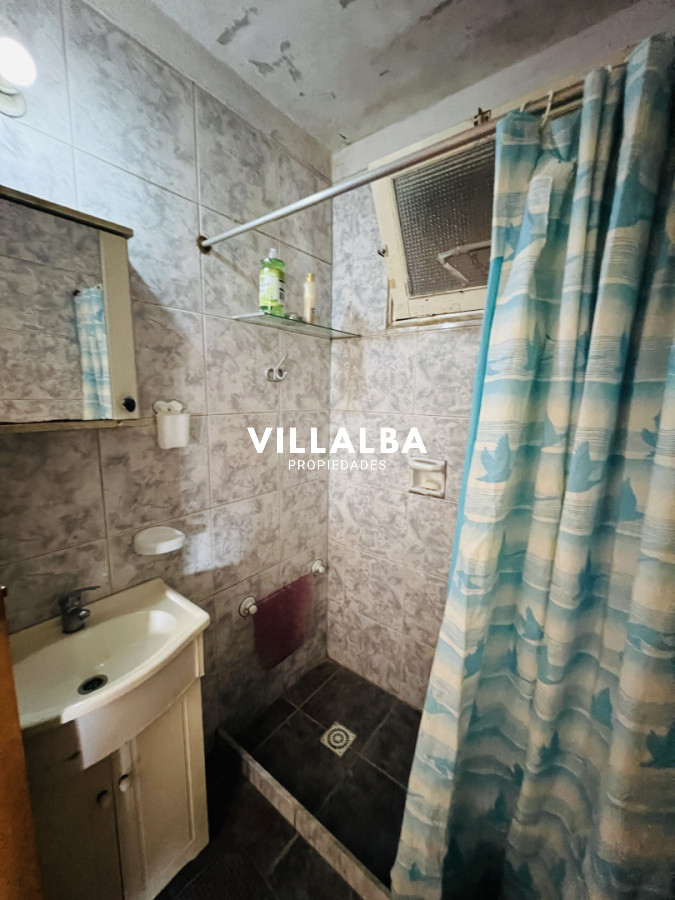 Apartamento ID.3906 - Casa en Venta a media cuadra Boulevard Artigas - Ideal para Renta.