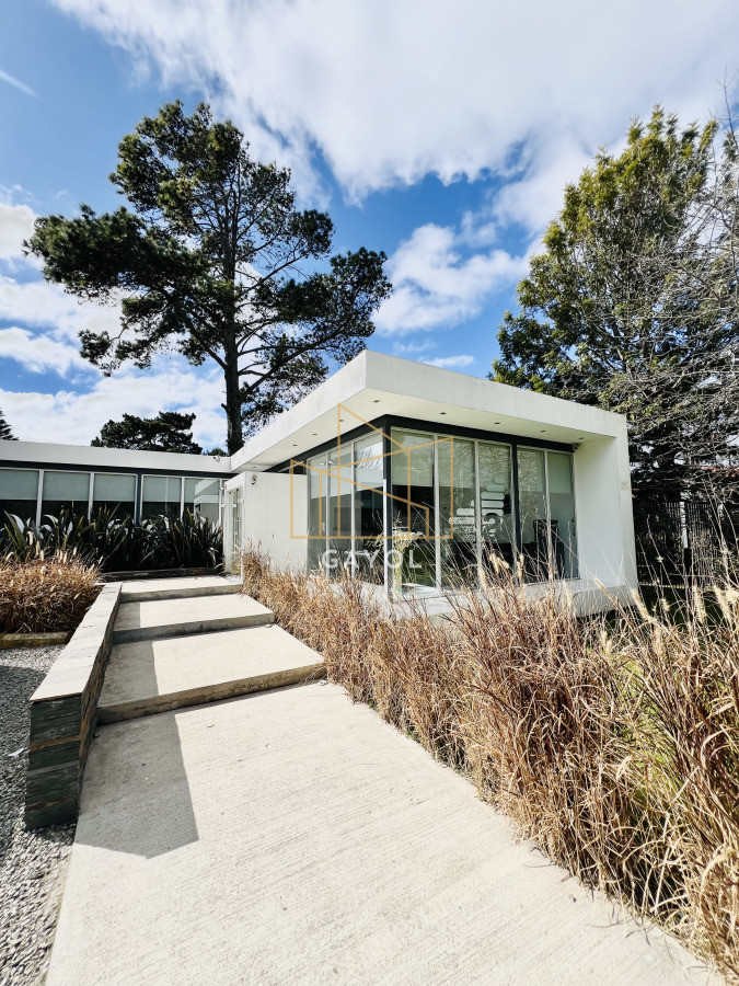 Casa ID.1095 - Clinica en Venta en Avenida Córdoba.