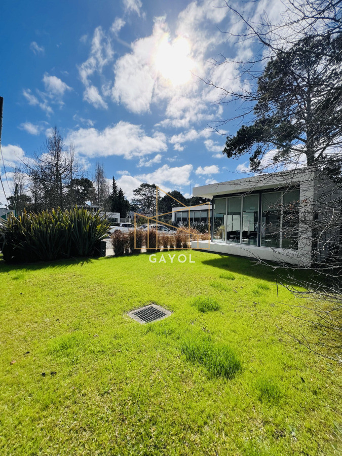 Casa ID.1095 - Clinica en Venta en Avenida Córdoba.