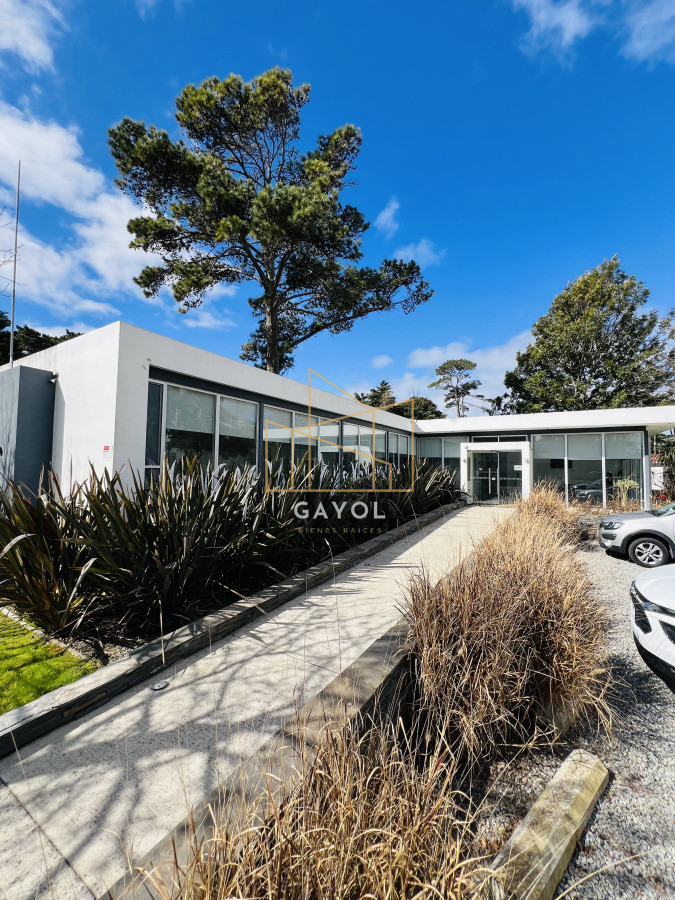 Casa ID.1095 - Clinica en Venta en Avenida Córdoba.