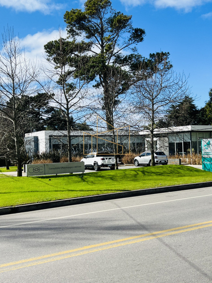 Casa ID.1095 - Clinica en Venta en Avenida Córdoba.