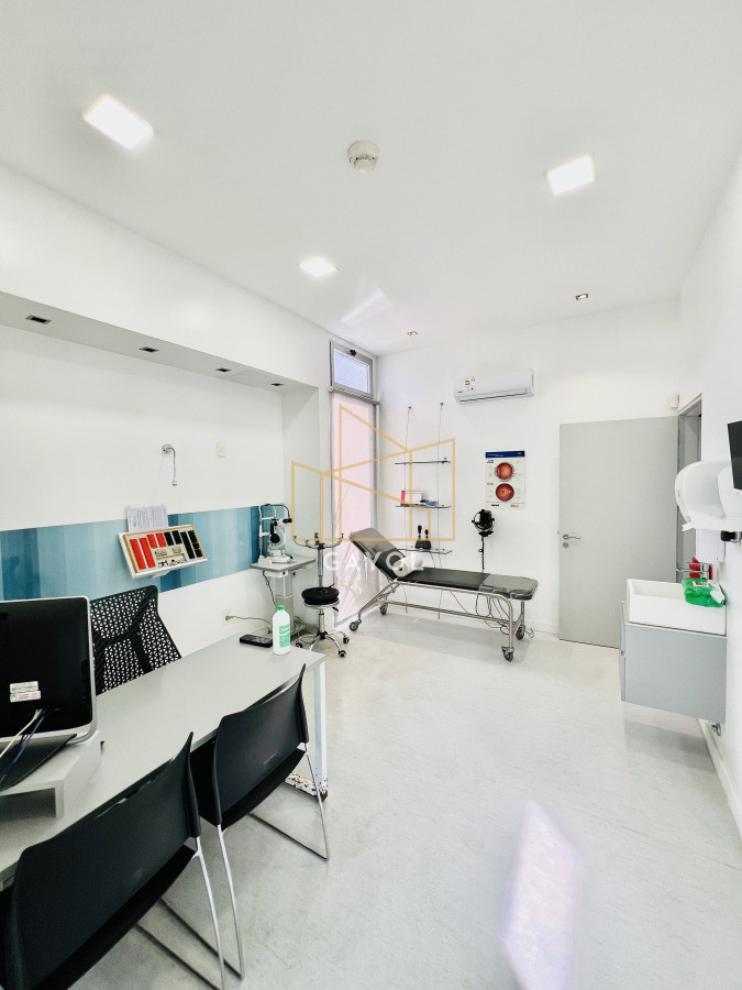 Casa ID.1095 - Clinica en Venta en Avenida Córdoba.