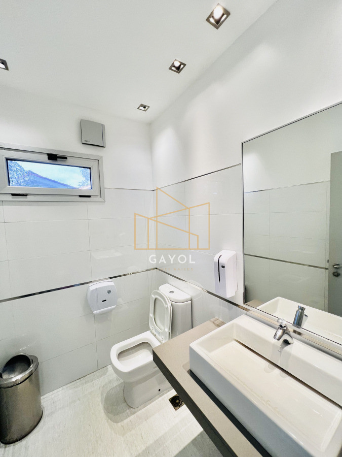 Casa ID.1095 - Clinica en Venta en Avenida Córdoba.