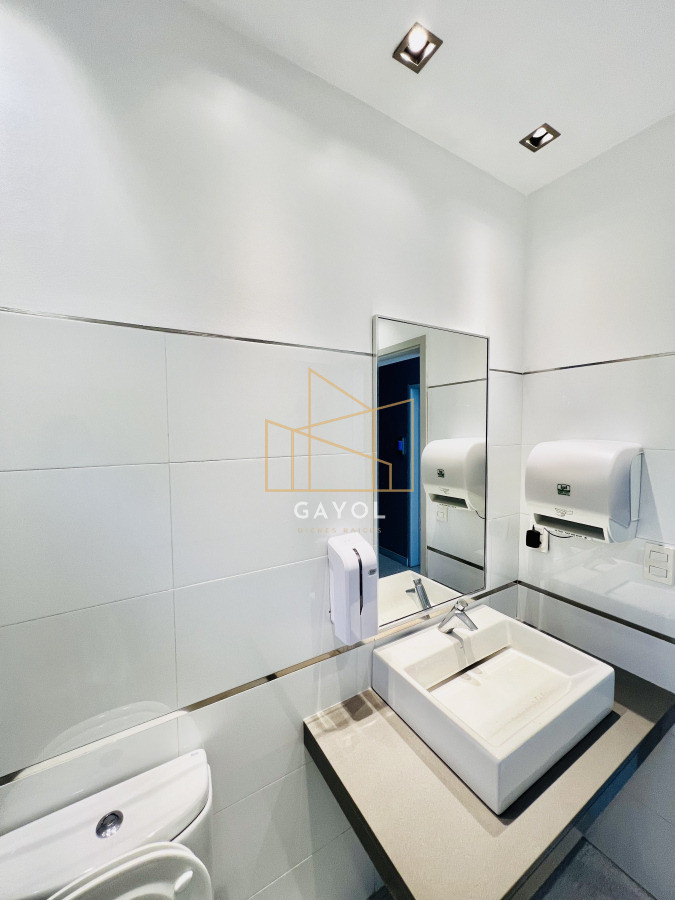 Casa ID.1095 - Clinica en Venta en Avenida Córdoba.