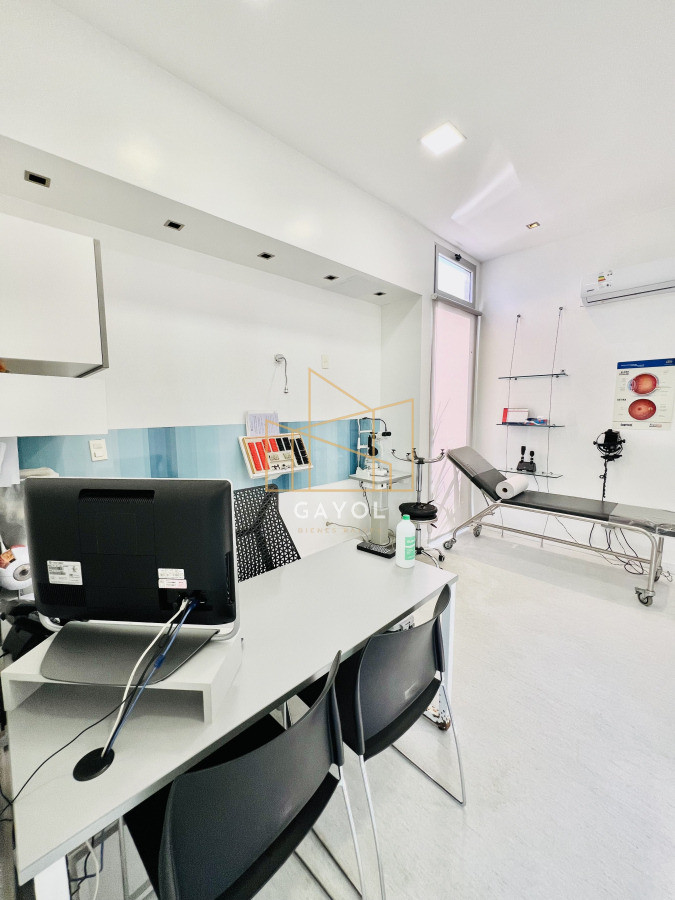 Casa ID.1095 - Clinica en Venta en Avenida Córdoba.