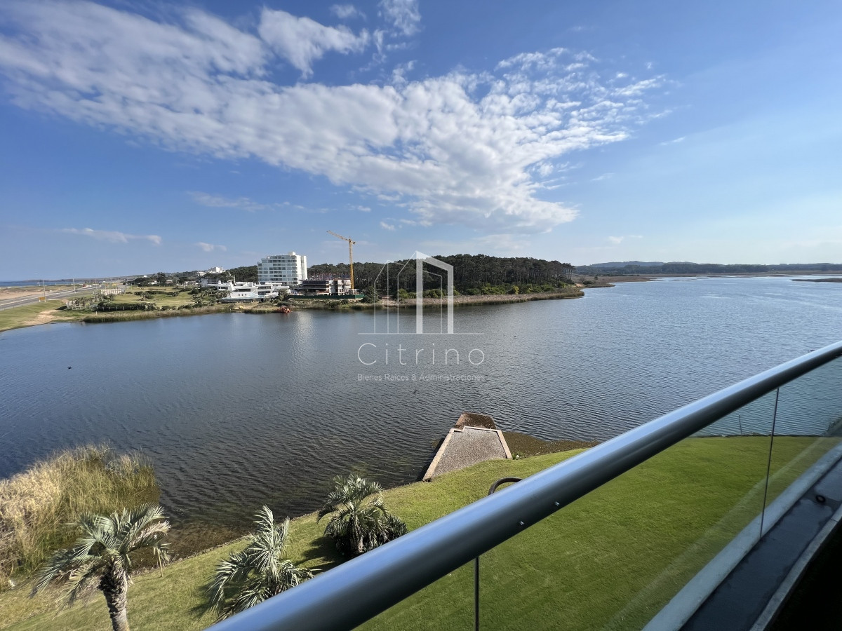 Apartamento ID.230 - Venta de Hermoso PH Duplex , con vista a Playa Mansa y Laguna del Diario Terrazas de La Laguna.
