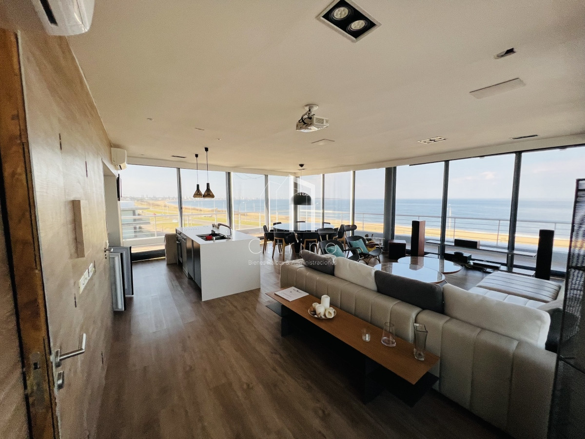 Apartamento ID.230 - Venta de Hermoso PH Duplex , con vista a Playa Mansa y Laguna del Diario Terrazas de La Laguna.