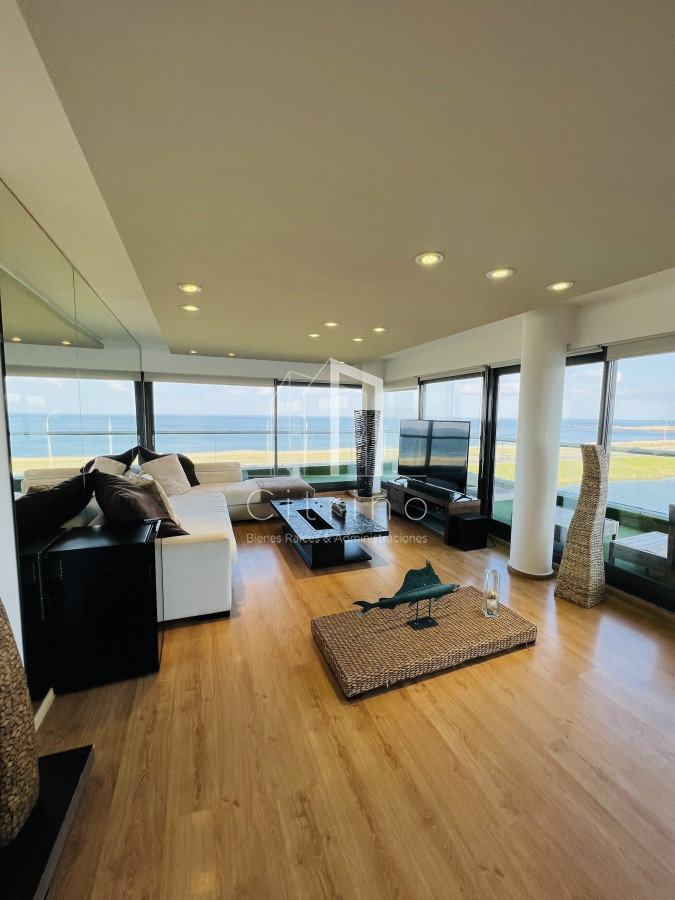 Apartamento ID.230 - Venta de Hermoso PH Duplex , con vista a Playa Mansa y Laguna del Diario Terrazas de La Laguna.
