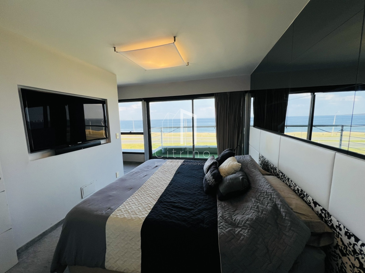 Apartamento ID.230 - Venta de Hermoso PH Duplex , con vista a Playa Mansa y Laguna del Diario Terrazas de La Laguna.