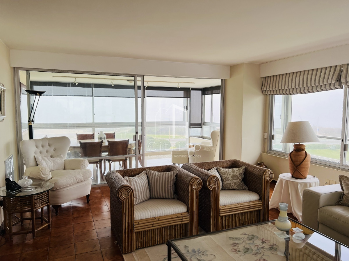 Apartamento ID.323 - Venta hermosa Planta Primera Linea Playa Brava.
