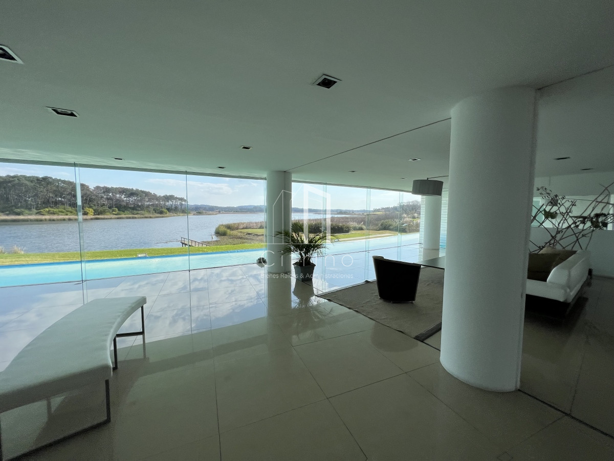 Apartamento ID.230 - Venta de Hermoso PH Duplex , con vista a Playa Mansa y Laguna del Diario Terrazas de La Laguna.