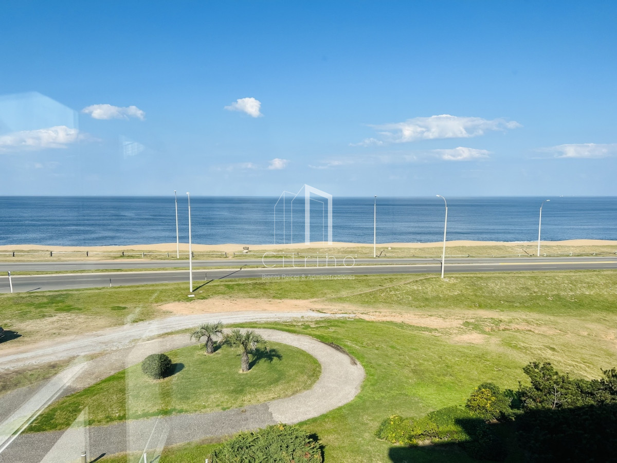 Apartamento ID.230 - Venta de Hermoso PH Duplex , con vista a Playa Mansa y Laguna del Diario Terrazas de La Laguna.