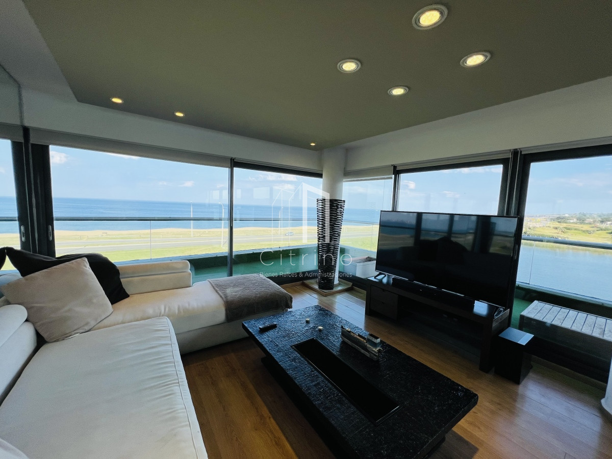 Apartamento ID.230 - Venta de Hermoso PH Duplex , con vista a Playa Mansa y Laguna del Diario Terrazas de La Laguna.