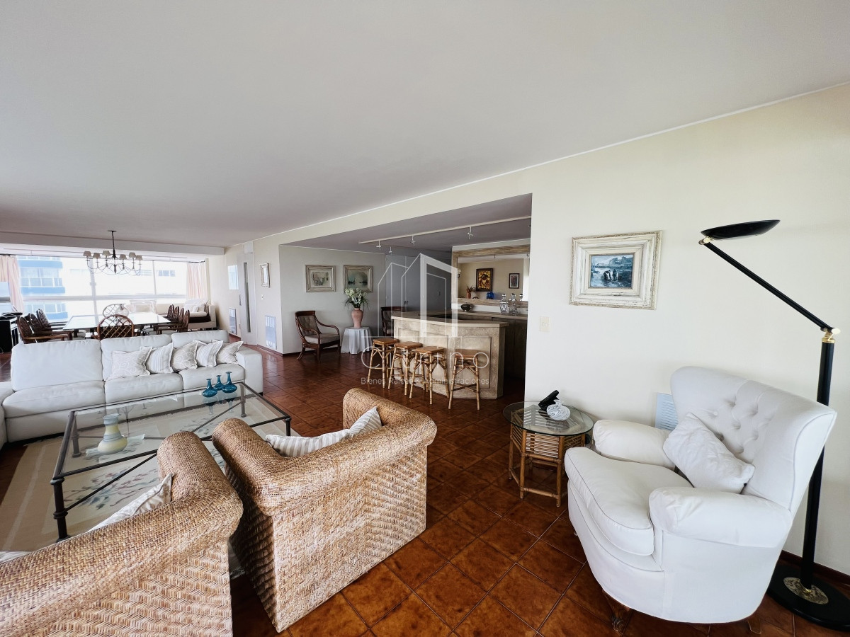 Apartamento ID.323 - Venta hermosa Planta Primera Linea Playa Brava.