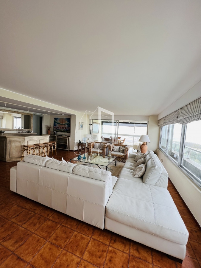 Apartamento ID.323 - Venta hermosa Planta Primera Linea Playa Brava.