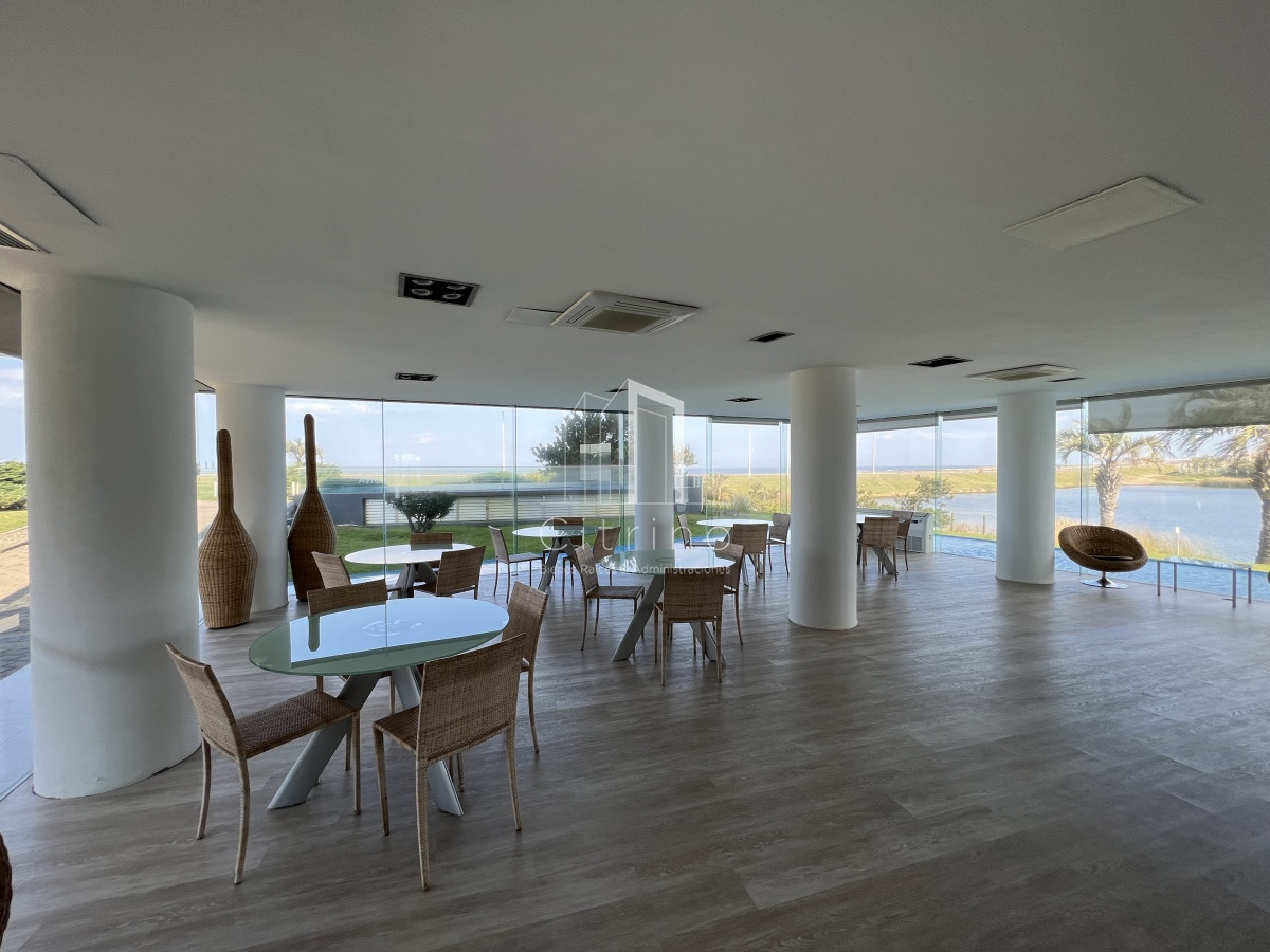 Apartamento ID.230 - Venta de Hermoso PH Duplex , con vista a Playa Mansa y Laguna del Diario Terrazas de La Laguna.