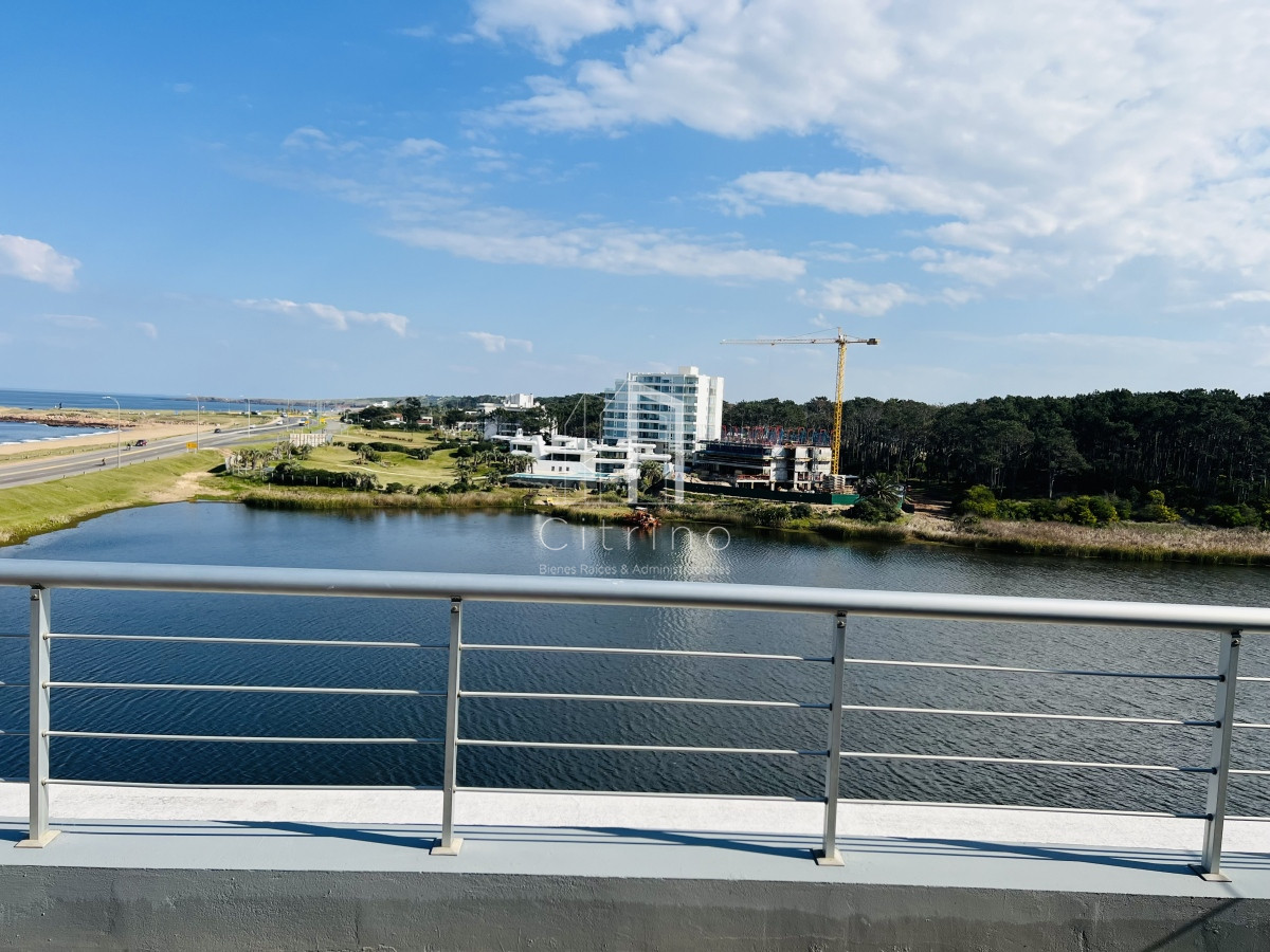 Apartamento ID.230 - Venta de Hermoso PH Duplex , con vista a Playa Mansa y Laguna del Diario Terrazas de La Laguna.