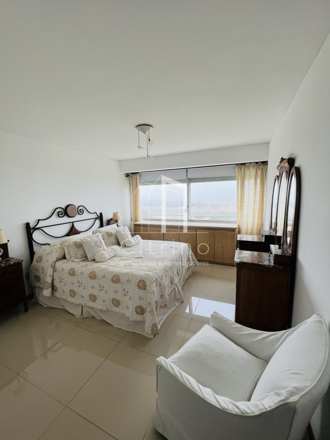 Apartamento ID.323 - Venta hermosa Planta Primera Linea Playa Brava.