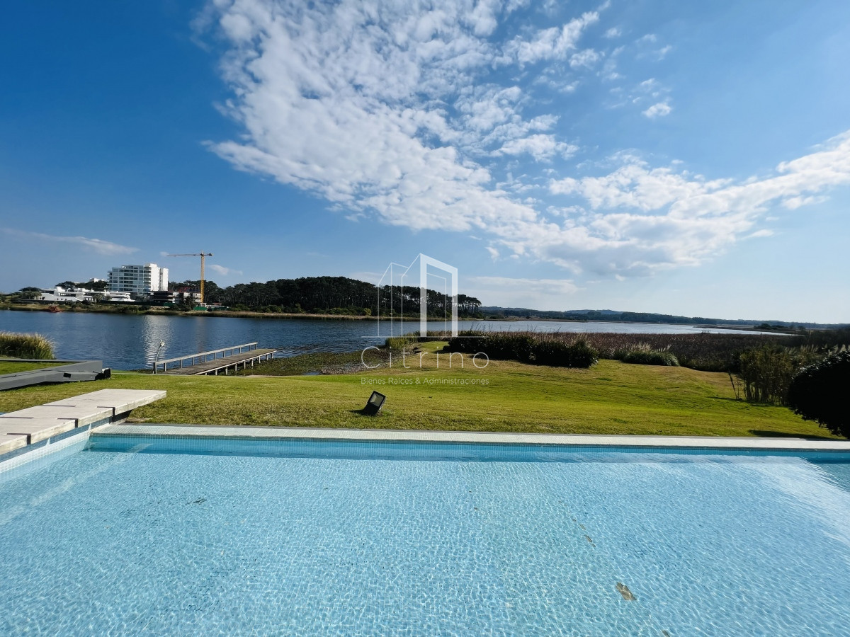 Apartamento ID.230 - Venta de Hermoso PH Duplex , con vista a Playa Mansa y Laguna del Diario Terrazas de La Laguna.