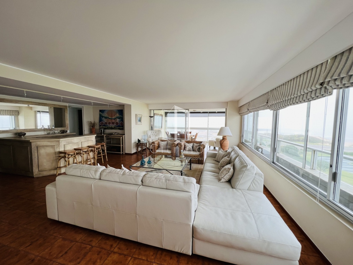 Apartamento ID.323 - Venta hermosa Planta Primera Linea Playa Brava.