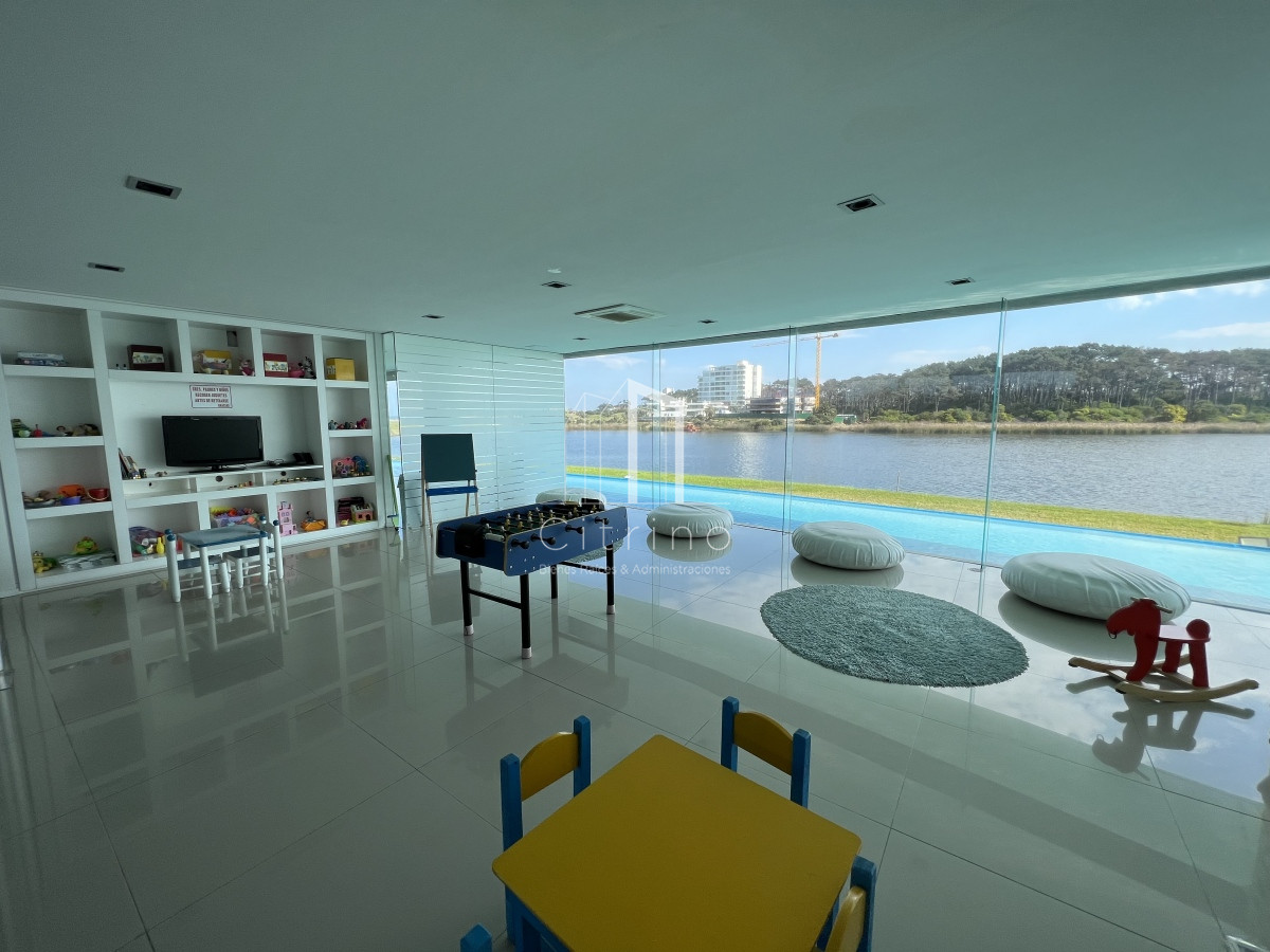 Apartamento ID.230 - Venta de Hermoso PH Duplex , con vista a Playa Mansa y Laguna del Diario Terrazas de La Laguna.