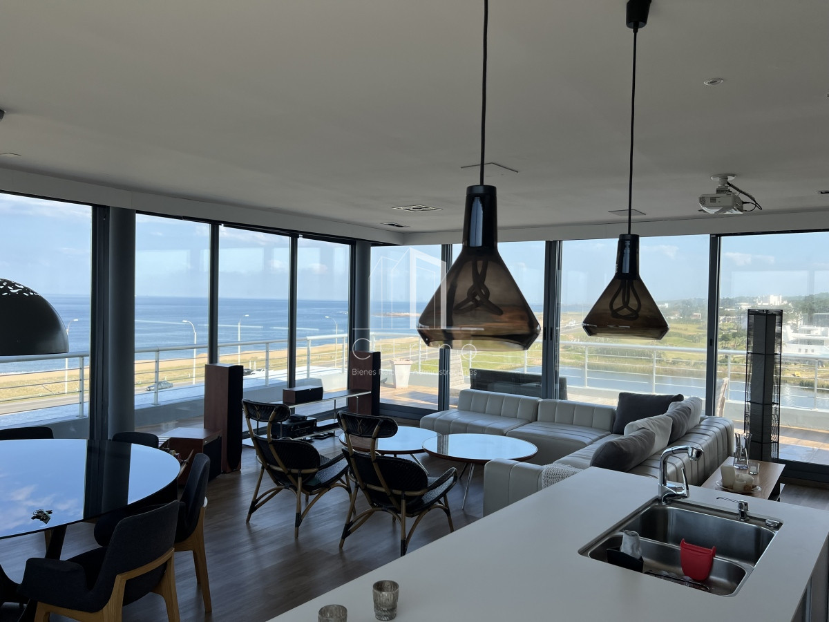 Apartamento ID.230 - Venta de Hermoso PH Duplex , con vista a Playa Mansa y Laguna del Diario Terrazas de La Laguna.