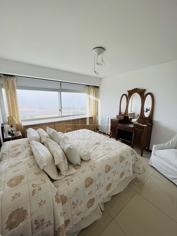 Apartamento ID.323 - Venta hermosa Planta Primera Linea Playa Brava.
