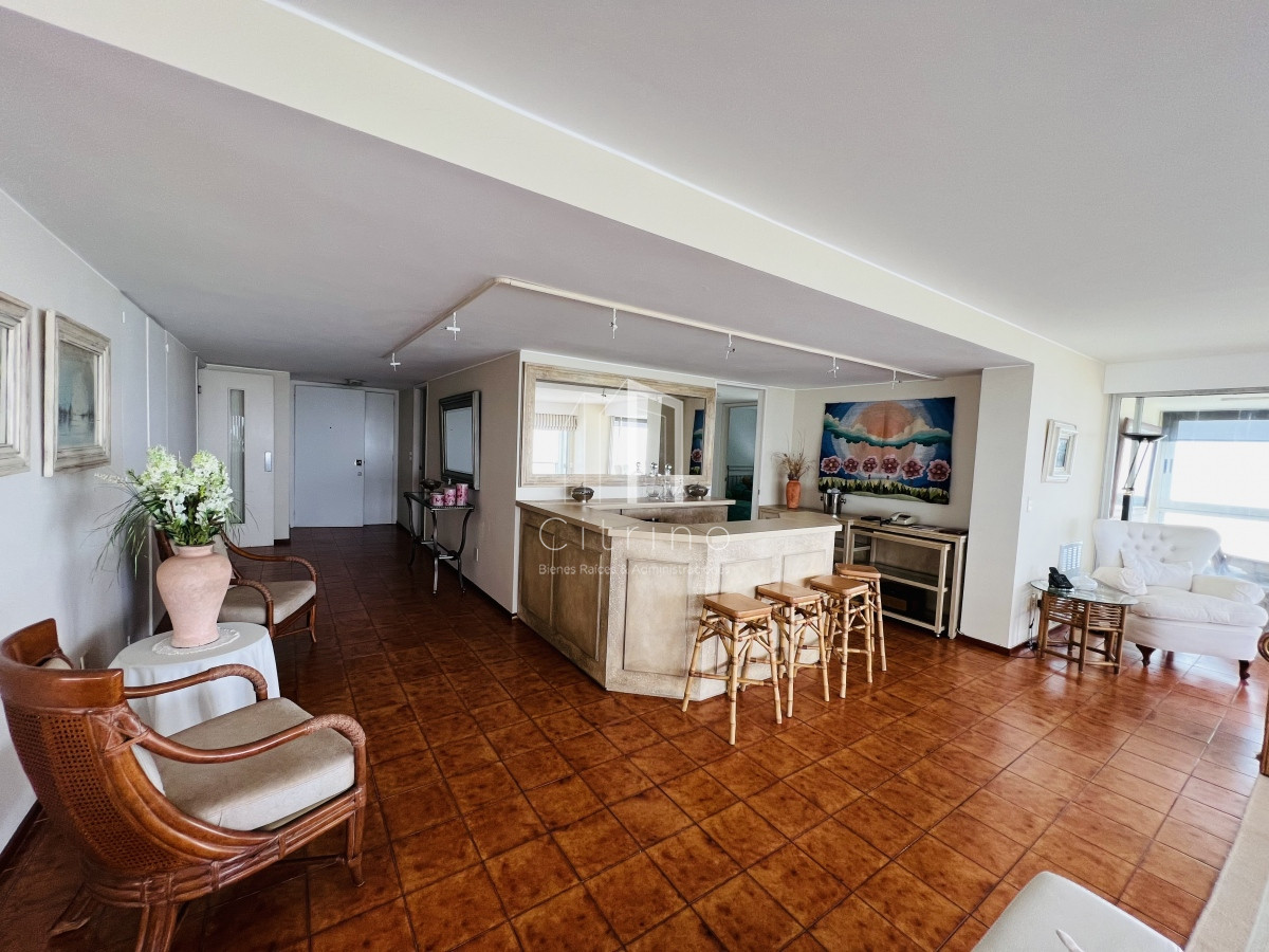 Apartamento ID.323 - Venta hermosa Planta Primera Linea Playa Brava.