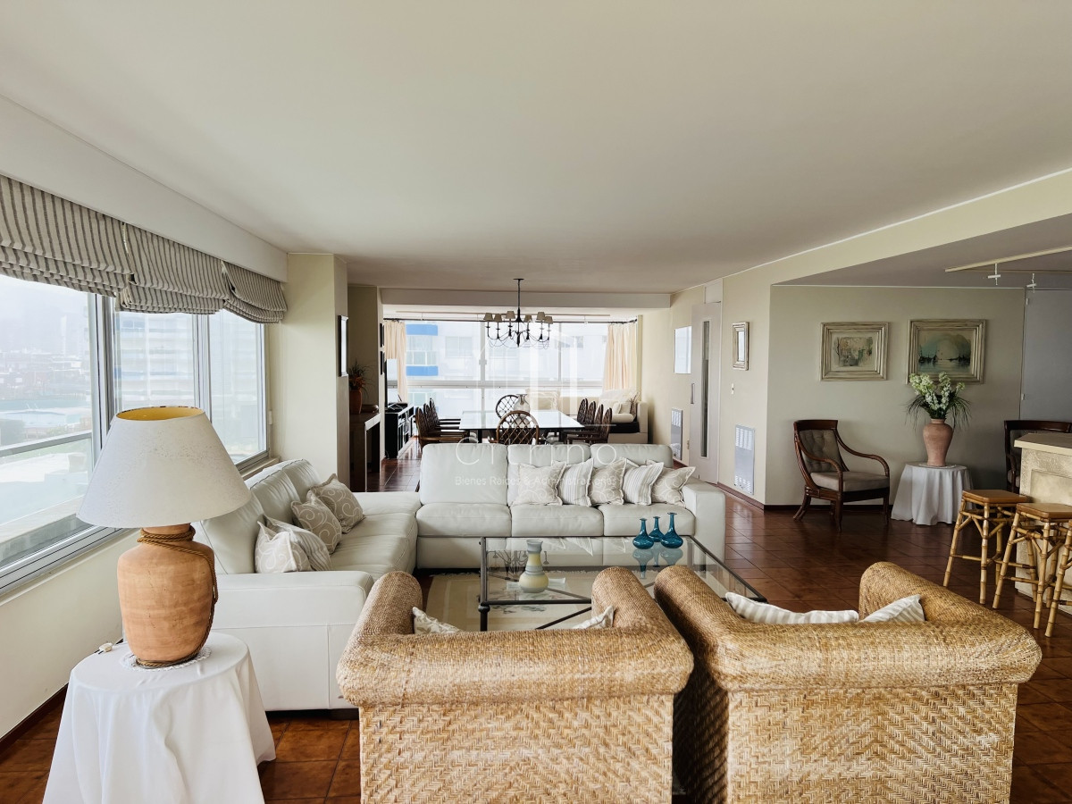Apartamento ID.323 - Venta hermosa Planta Primera Linea Playa Brava.