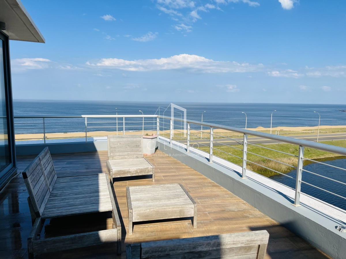 Apartamento ID.230 - Venta de Hermoso PH Duplex , con vista a Playa Mansa y Laguna del Diario Terrazas de La Laguna.