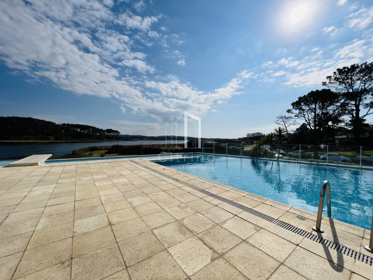 Apartamento ID.230 - Venta de Hermoso PH Duplex , con vista a Playa Mansa y Laguna del Diario Terrazas de La Laguna.