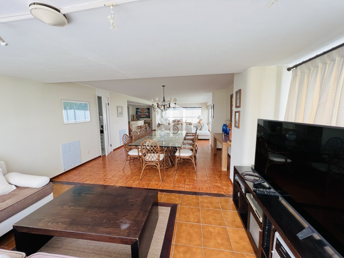 Apartamento ID.323 - Venta hermosa Planta Primera Linea Playa Brava.