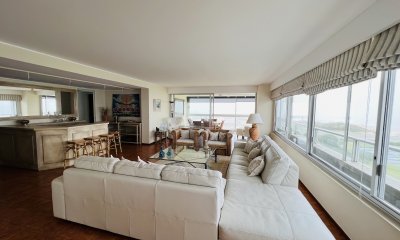 Venta hermosa Planta Primera Linea Playa Brava.
