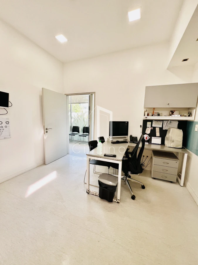 Casa ID.1980 - Clinica en Venta en Avenida Córdoba.