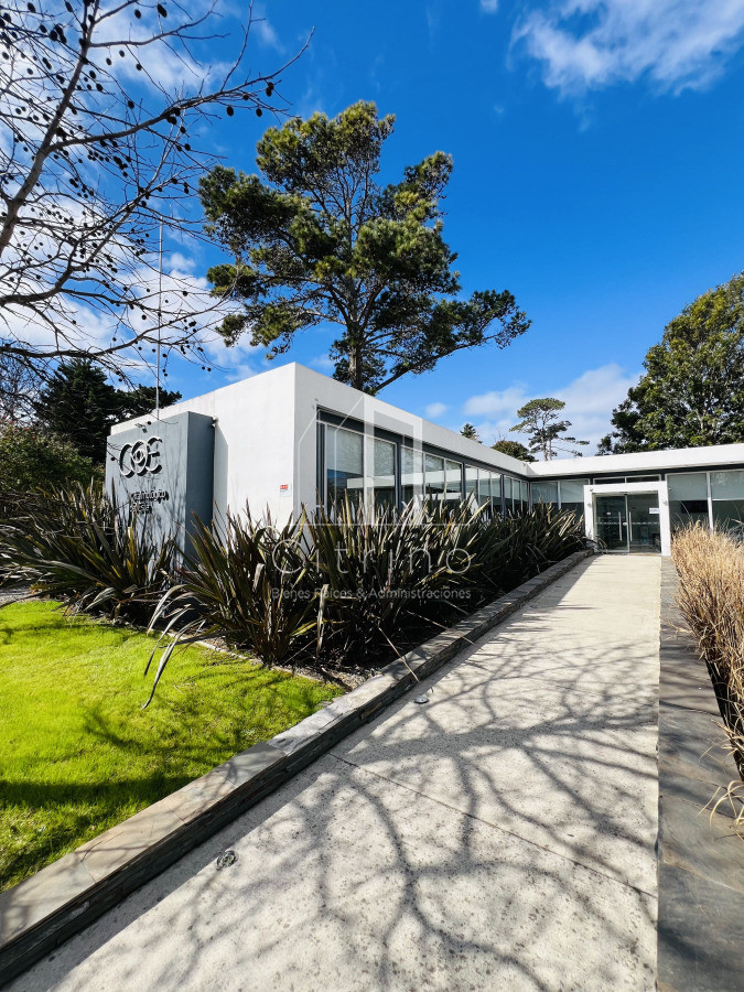 Casa ID.1980 - Clinica en Venta en Avenida Córdoba.