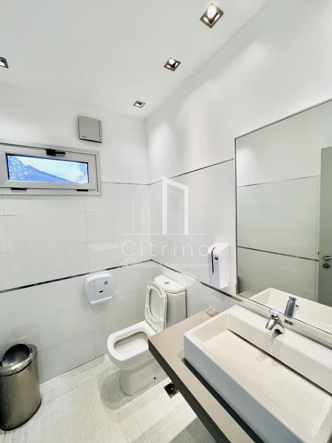 Casa ID.1980 - Clinica en Venta en Avenida Córdoba.