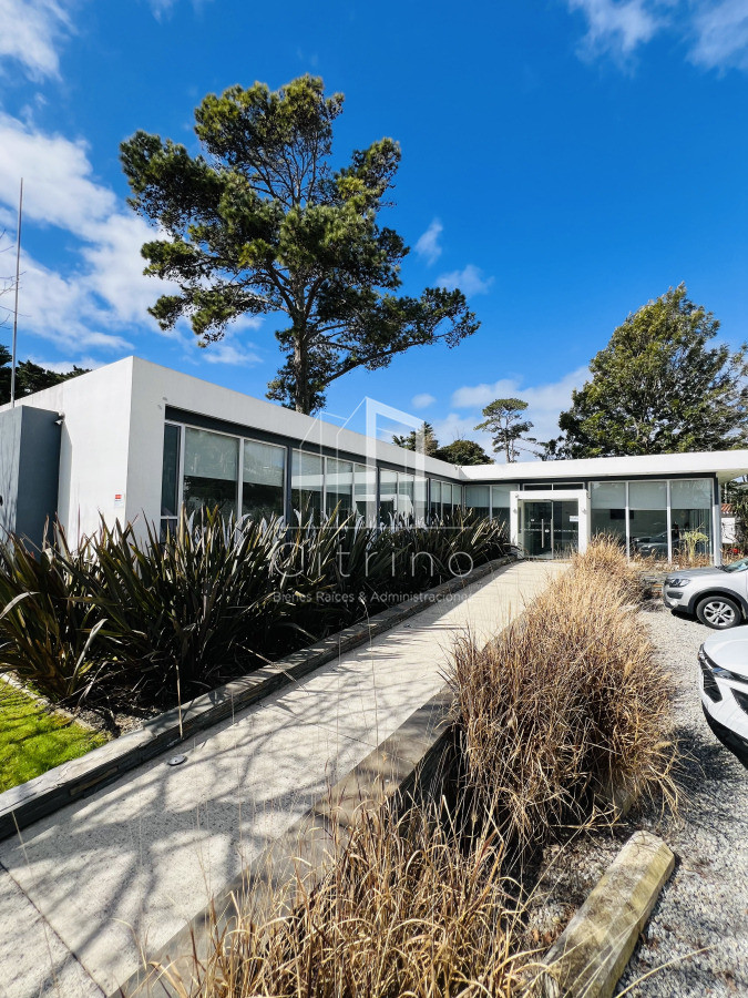 Casa ID.1980 - Clinica en Venta en Avenida Córdoba.