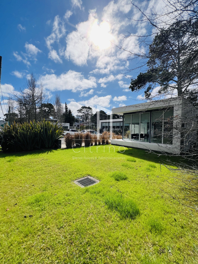 Casa ID.1980 - Clinica en Venta en Avenida Córdoba.