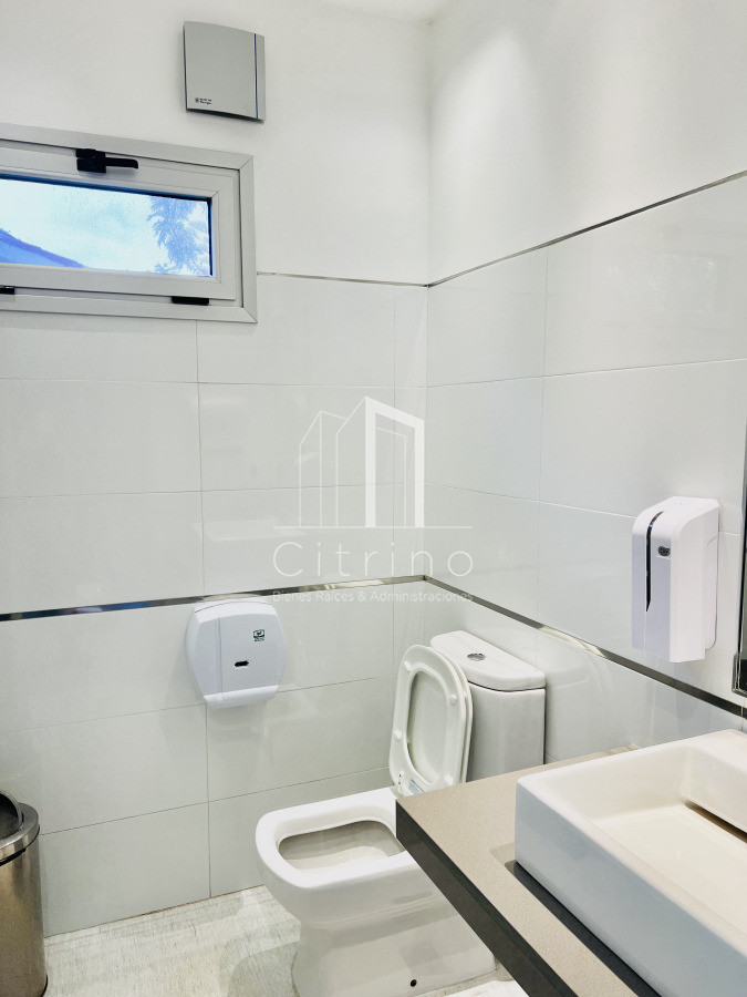 Casa ID.1980 - Clinica en Venta en Avenida Córdoba.