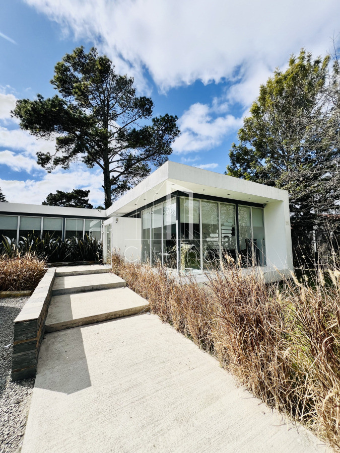 Casa ID.1980 - Clinica en Venta en Avenida Córdoba.