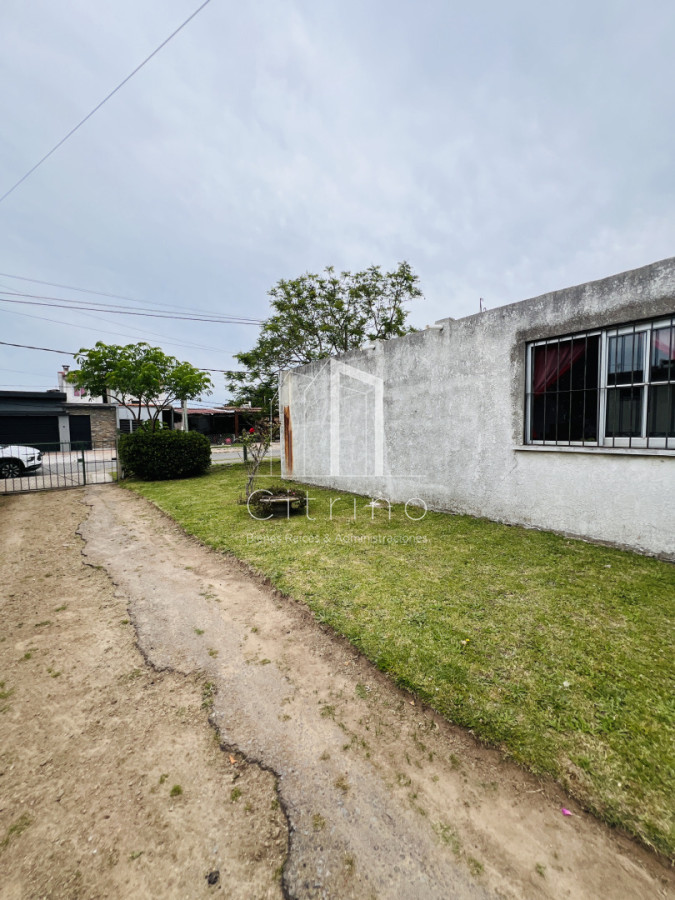 Casa ID.2104 - Casa en Venta a media cuadra Boulevard Artigas - Ideal para Renta.
