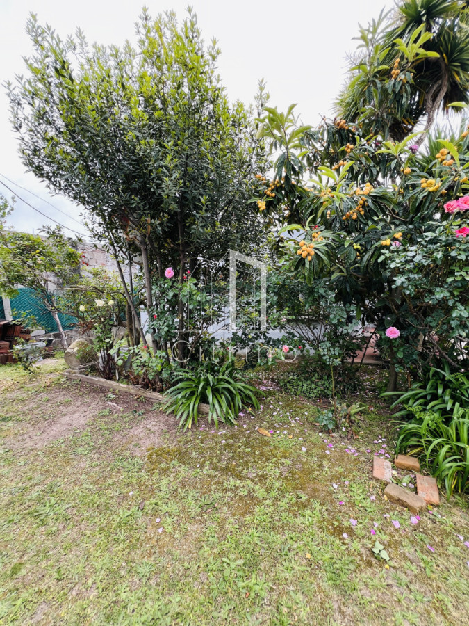 Casa ID.2104 - Casa en Venta a media cuadra Boulevard Artigas - Ideal para Renta.