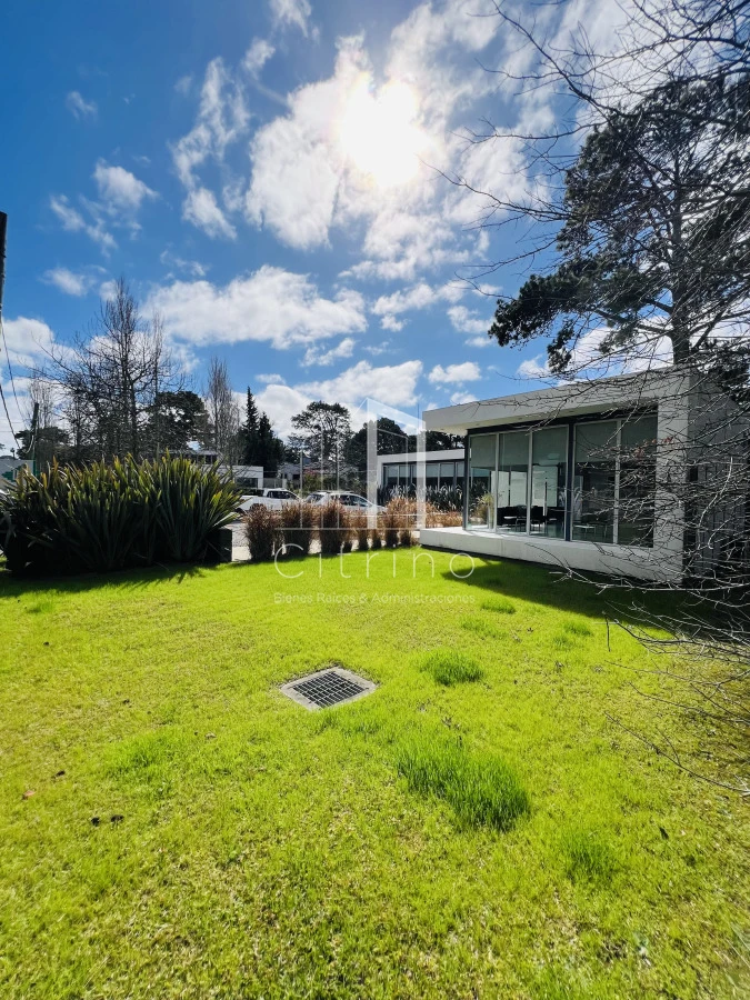 Casa ID.1980 - Clinica en Venta en Avenida Córdoba.