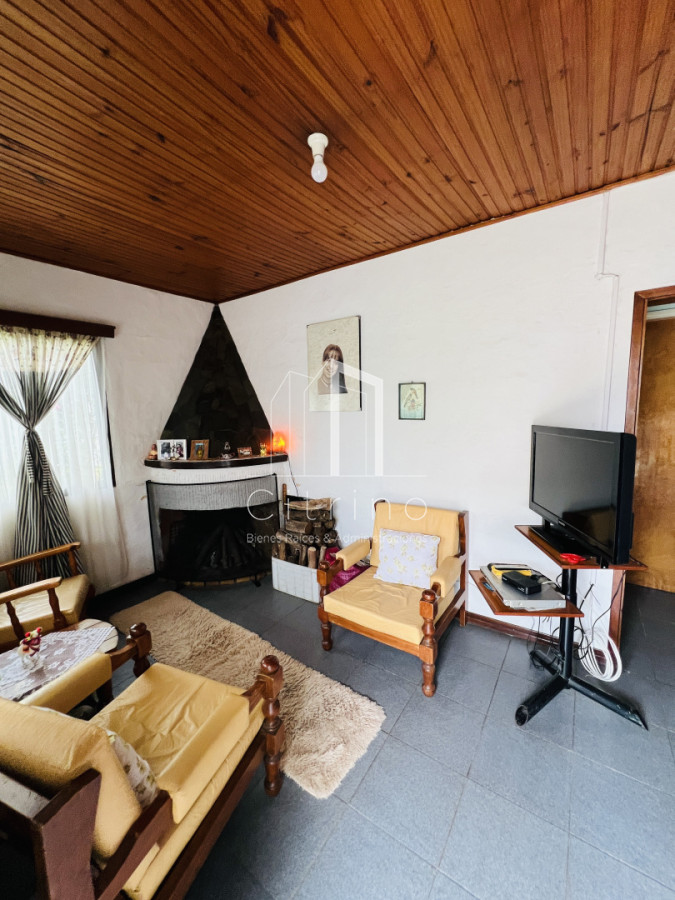 Casa ID.2104 - Casa en Venta a media cuadra Boulevard Artigas - Ideal para Renta.