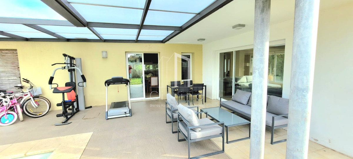 Casa ID.2011 - Alquiler y Venta de Casa en Barrio Residencial.