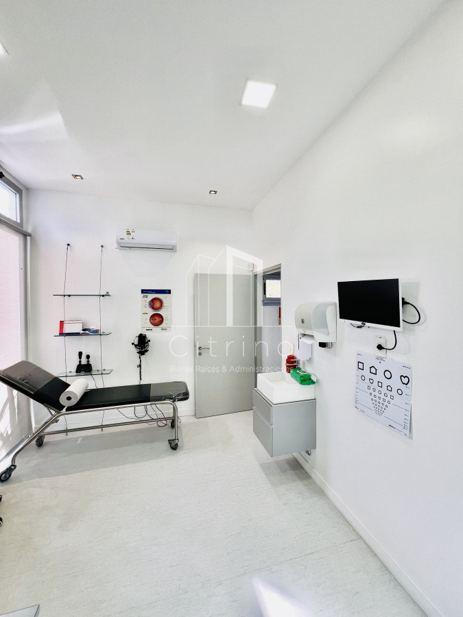 Casa ID.1980 - Clinica en Venta en Avenida Córdoba.