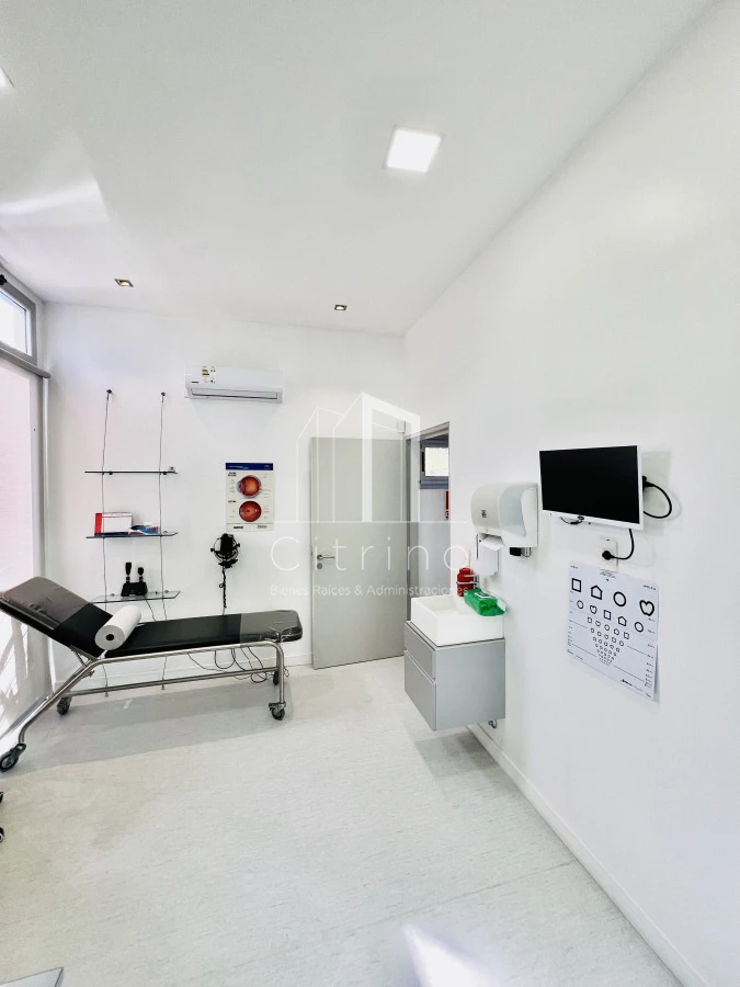 Casa ID.1980 - Clinica en Venta en Avenida Córdoba.