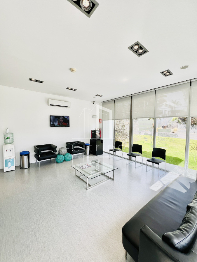 Casa ID.1980 - Clinica en Venta en Avenida Córdoba.