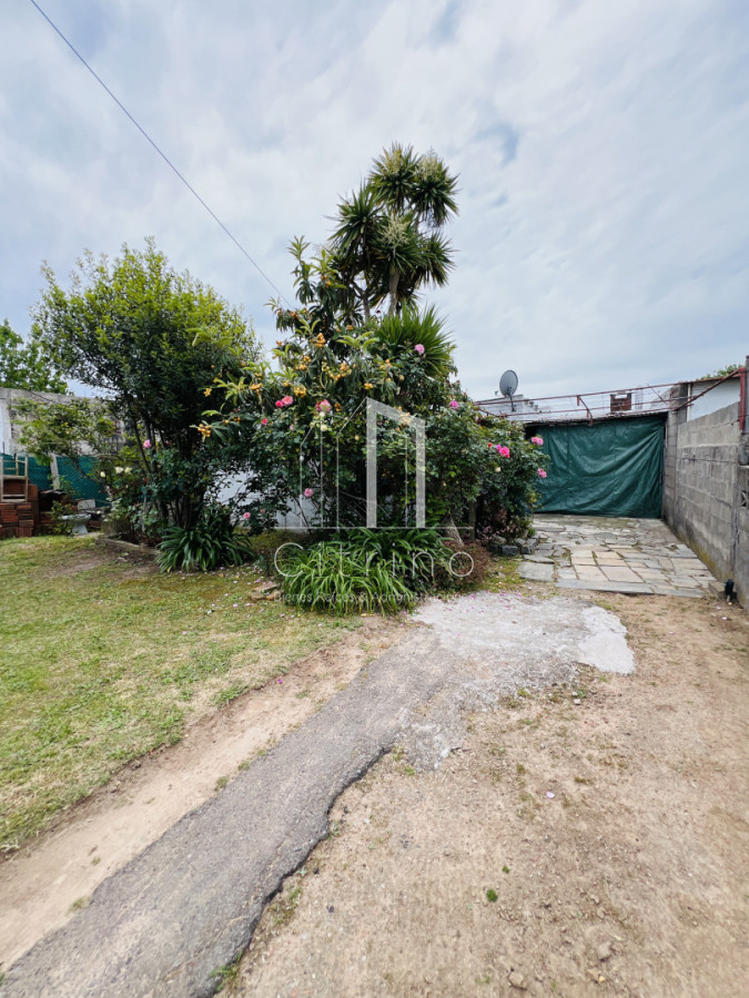Casa ID.2104 - Casa en Venta a media cuadra Boulevard Artigas - Ideal para Renta.